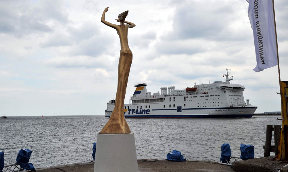 Skulptur Esperanza begrüßt Seereisende in Warnemünde. Foto: Joachim Kloock