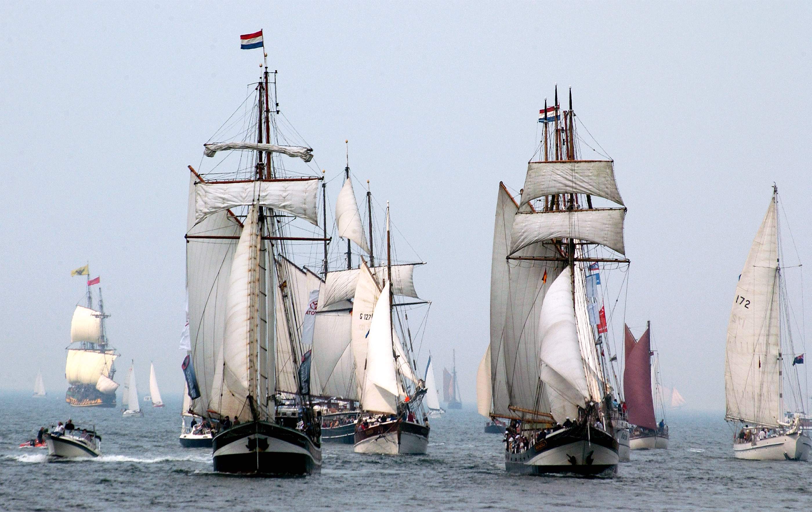 Hanse Sail Parade vor Warnemünde. Foto: Joachim Kloock