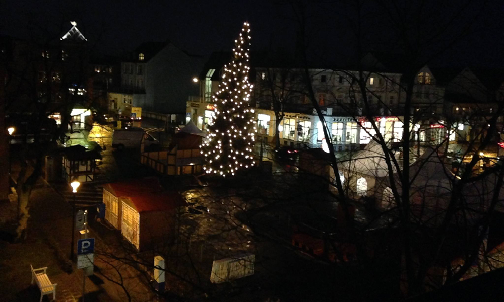 Am Donnerstag drohte der Weihnachtsbaum auf dem Kirchenplatz zu kippen. Foto: André Zille