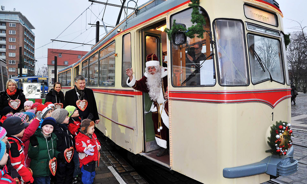 Sonderfahrt: Der Weihnachtsmann fährt mit der RSAG auf den Rostocker Weihnachtsmarkt. Foto: Joachim Kloock