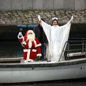 Traditionell eröffneten die Weihnachtsfrauen im Rettungsboot das jährliche Weihnachtstauchen auf dem Alten Strom. Foto: Martin Schuster