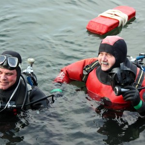 Sebastian Bergfeld und Dr. Gerd Niedzwitz gingen als erste ins kühle Wasser. Foto: Martin Schuster
