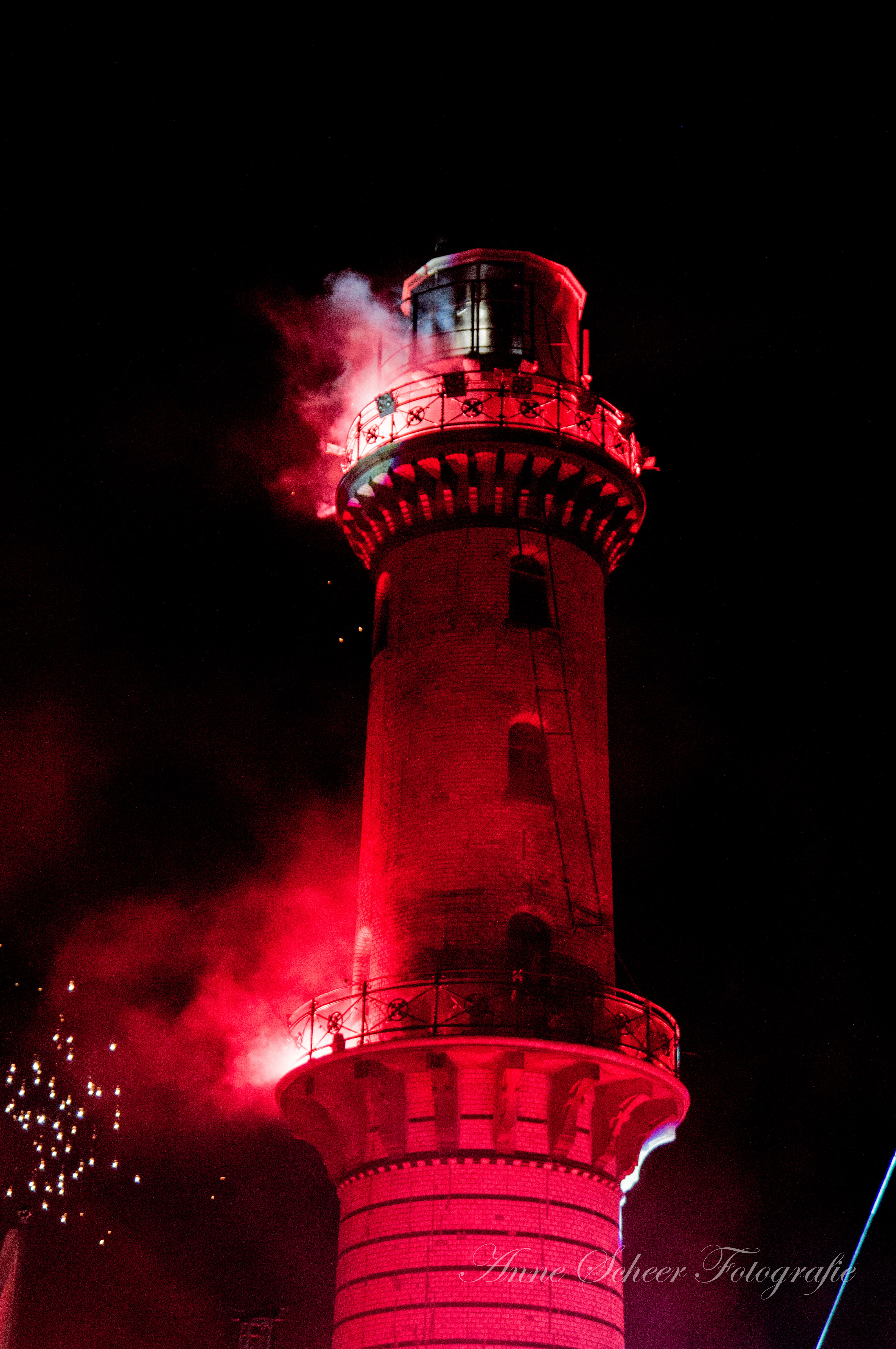 Leuchtturm in Flammen 2014 von Anne Scheer