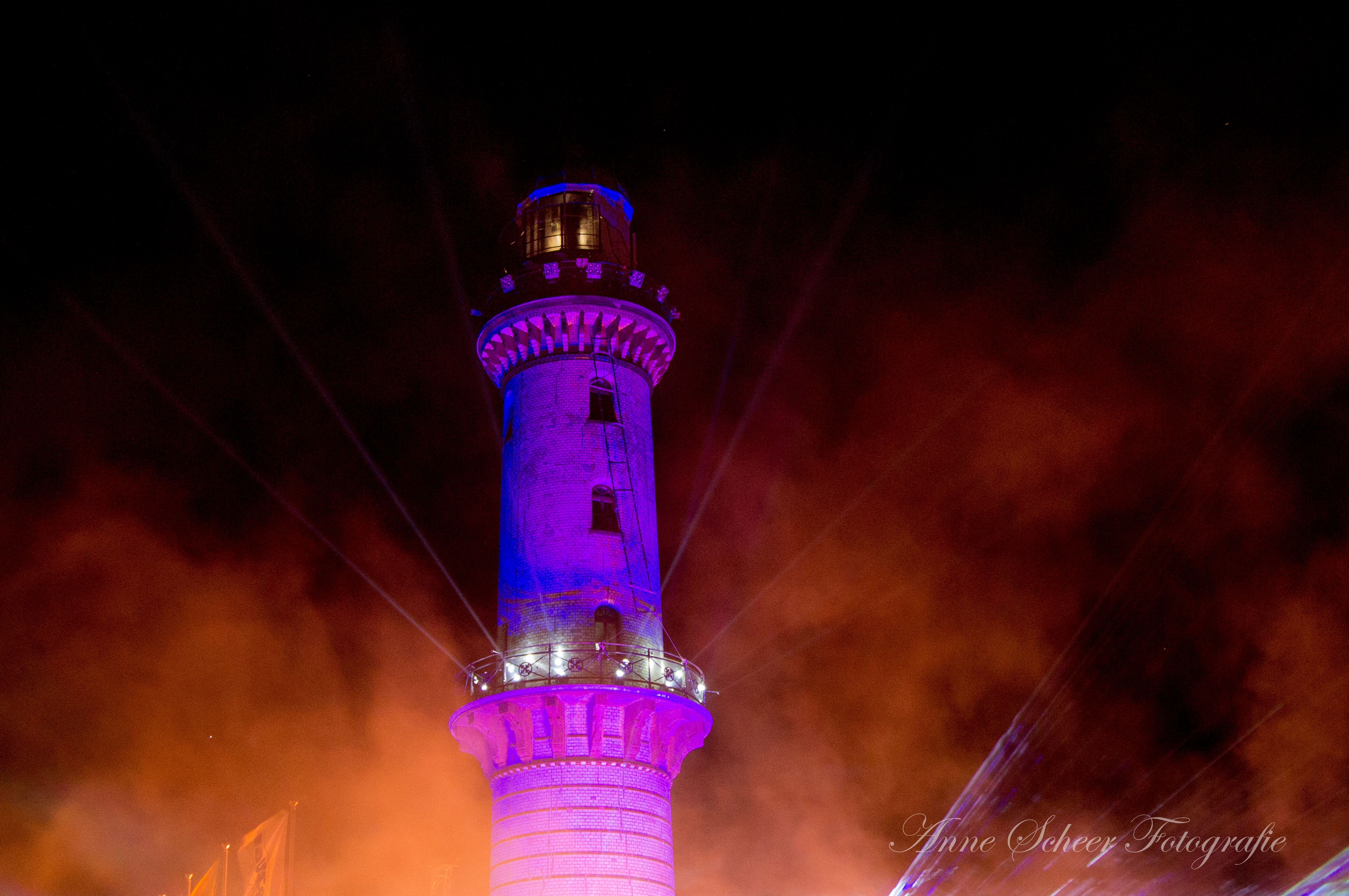 Leuchtturm in Flammen 2014 von Anne Scheer