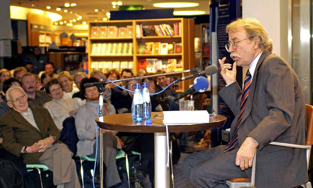 Walter Kempowski bei einer Lesung in der Thalia Buchhandlung Rostock. Foto: Joachim Kloock