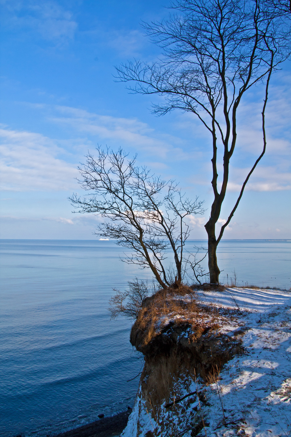Steilküste in Warnemünde mit Blick auf die Ostsee. Foto: Jens Schröder