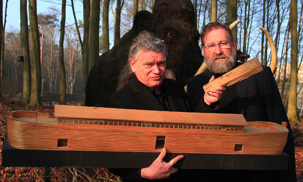 Zoo-Direktor Udo Nagel übergab der Arche Noah in Rostock je zwei Holzwürmer und Kakerlaken. Foto: Bigship BV