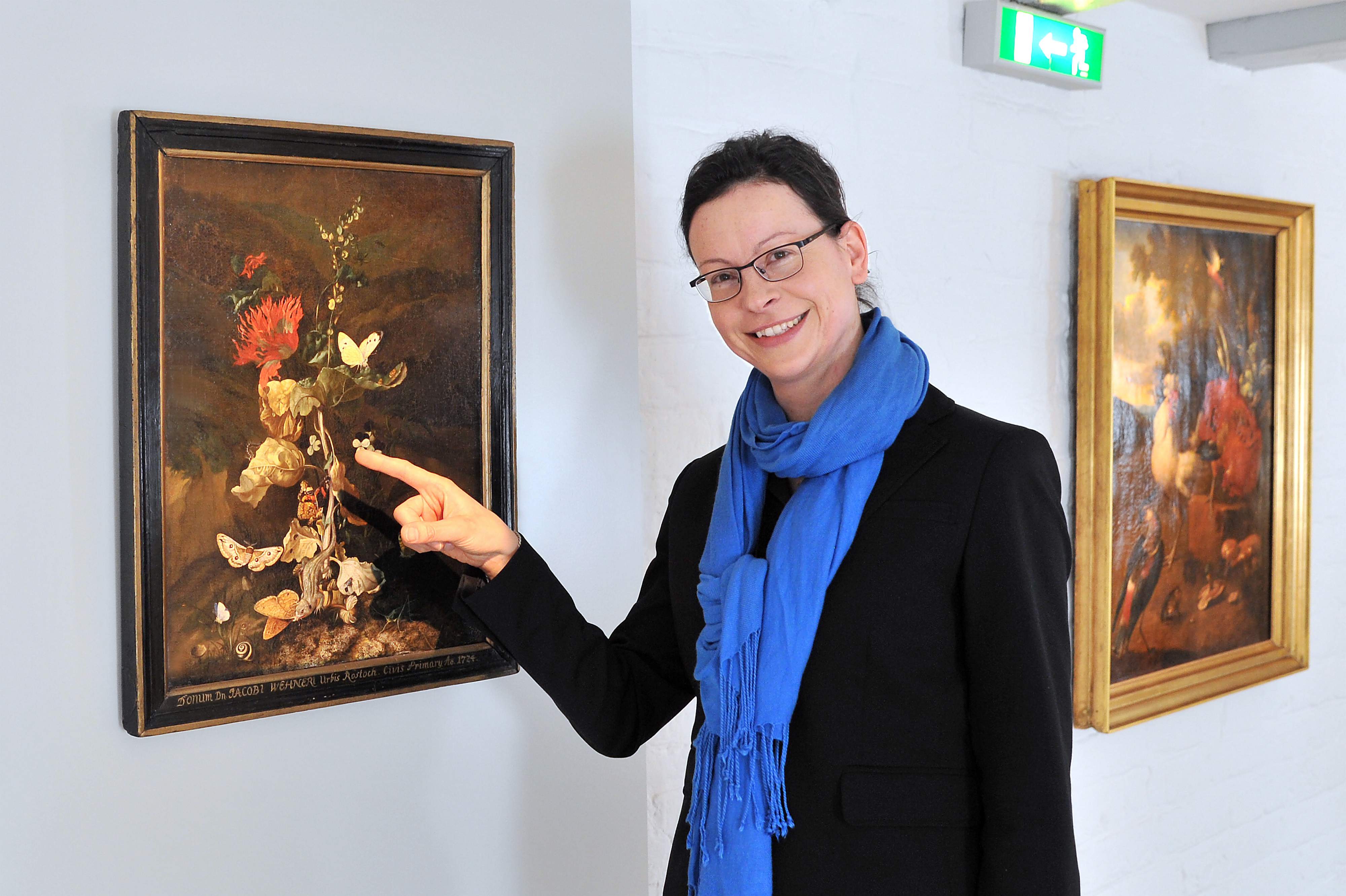 Dr. Susanne Fiedler, Wissenschaftliche Mitarbeiterin im Kulturhistorischen Museum am Blumenstillleben mit Insekten von Rachel Ruysch (Amsterdam 1689). Foto: Joachim Kloock