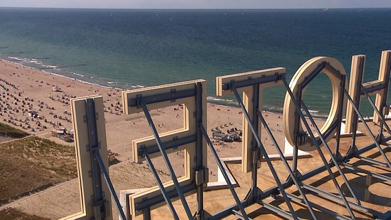 Blick auf die Ostsee vom dach des legendären Hotel Neptun. Foto: NDR/Populärfilm