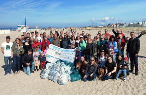 Gruppenfoto des Beach CleanUp Warnemünde 2014. Foto: Matthias Marx