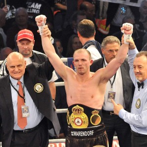 Jürgen Brähmer verteidigt WBA-Weltmeistertitel gegen Enzo Maccarinelli in Rostock. Foto: Joachim Kloock