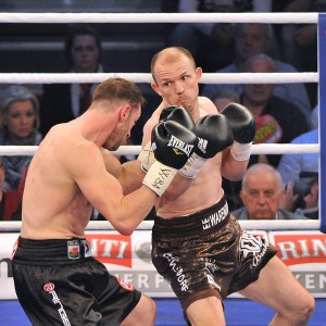 Jürgen Brähmer verteidigt WBA-Weltmeistertitel gegen Enzo Maccarinelli in Rostock. Foto: Joachim Kloock