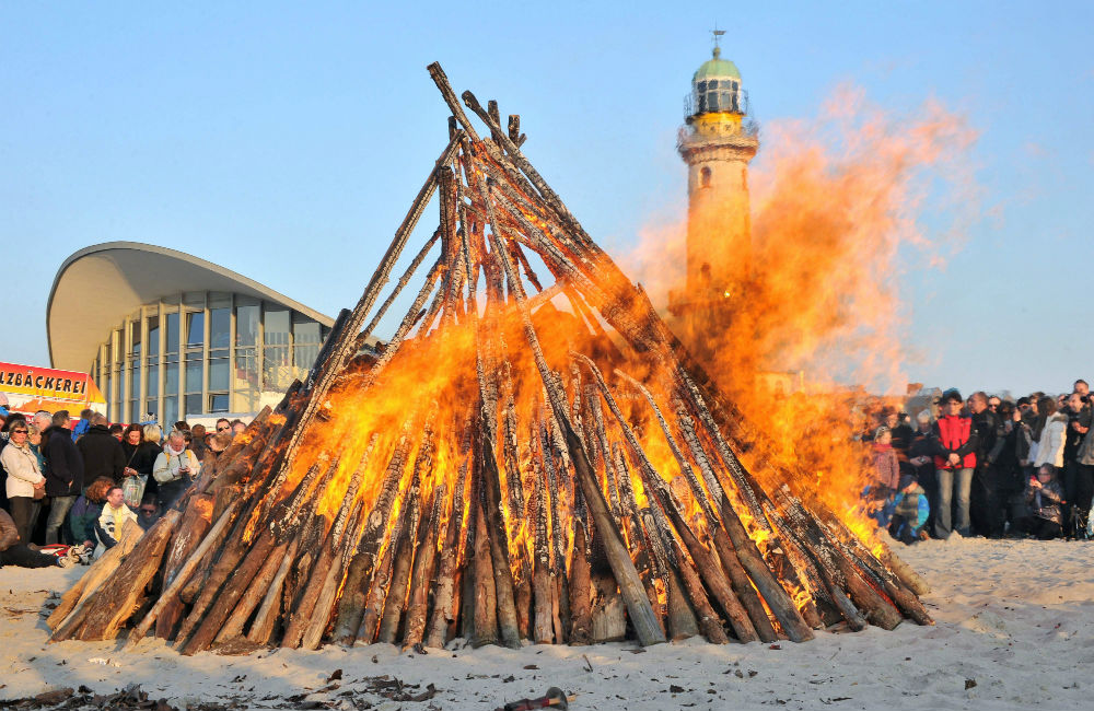 Das Osterfeuer am Strand von Warnemünde. Foto: Joachim Kloock