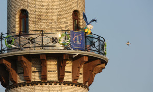Der Osterhase auf dem Leuchtturm Warnemünde. Foto: Martin Schuster