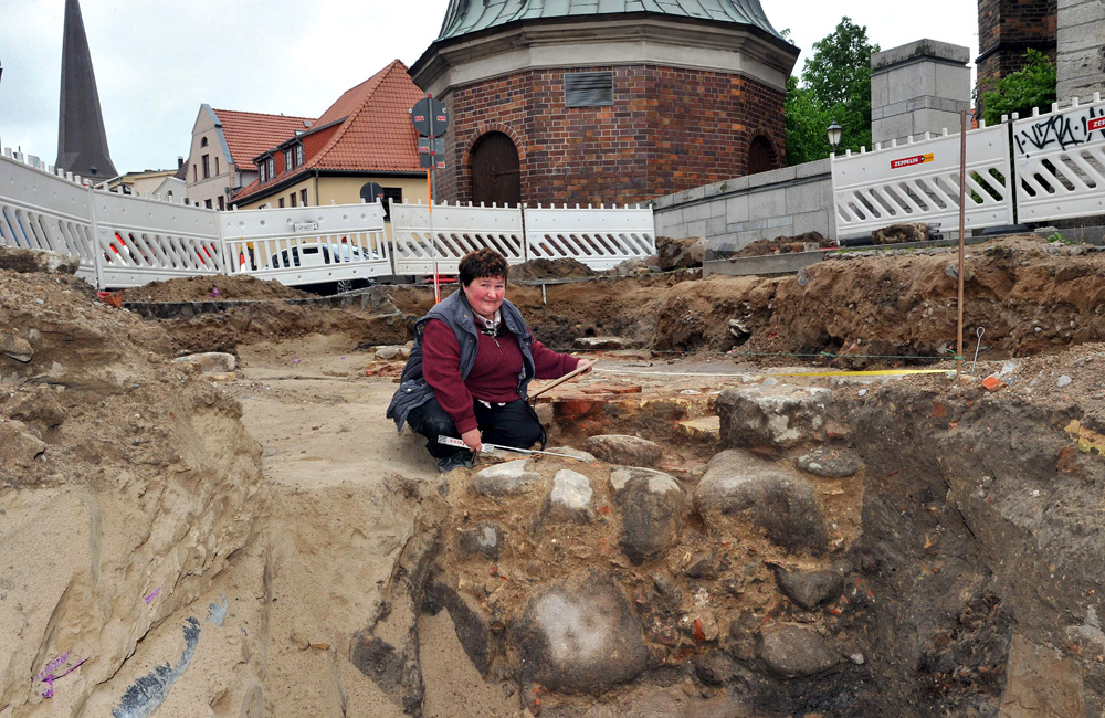 Grabungsassistentin Petra Kohl bei Vermessungsarbeiten an den alten Fundamenten. Foto: Joachim Kloock