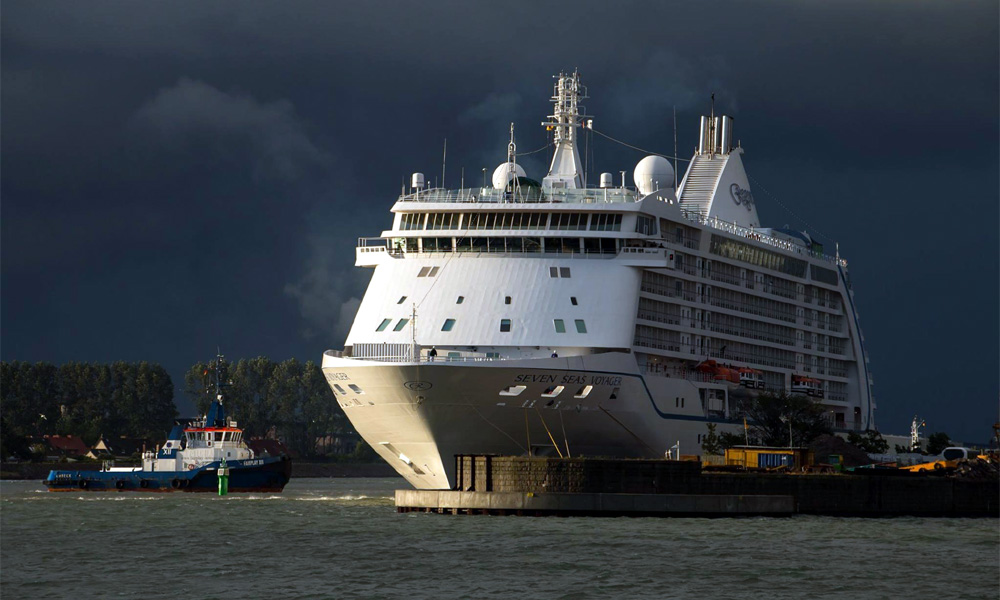 Kreuzfahrtschiff Seven Seas Voyager in Warnemünde. Foto: Jens Schröder