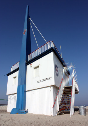 Rettungsturm der Wasserwacht in Warnemünde. Foto: Martin Schuster