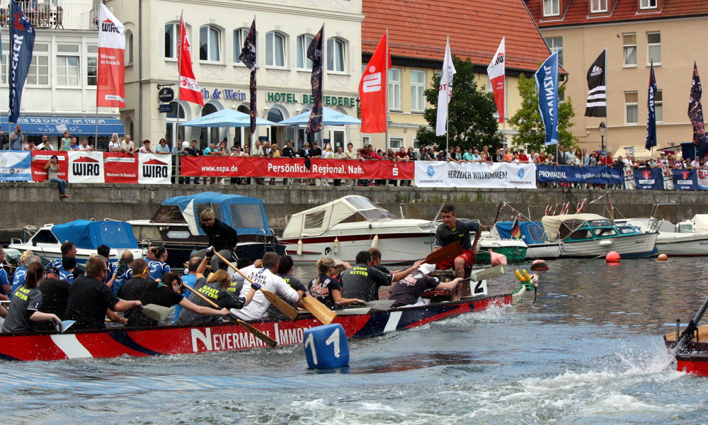 Beim 19. Drachenbootfestival in Warnemünde lieferten sich die Teams spannende Rennen auf dem Alten Strom. Foto: Martin Schuster
