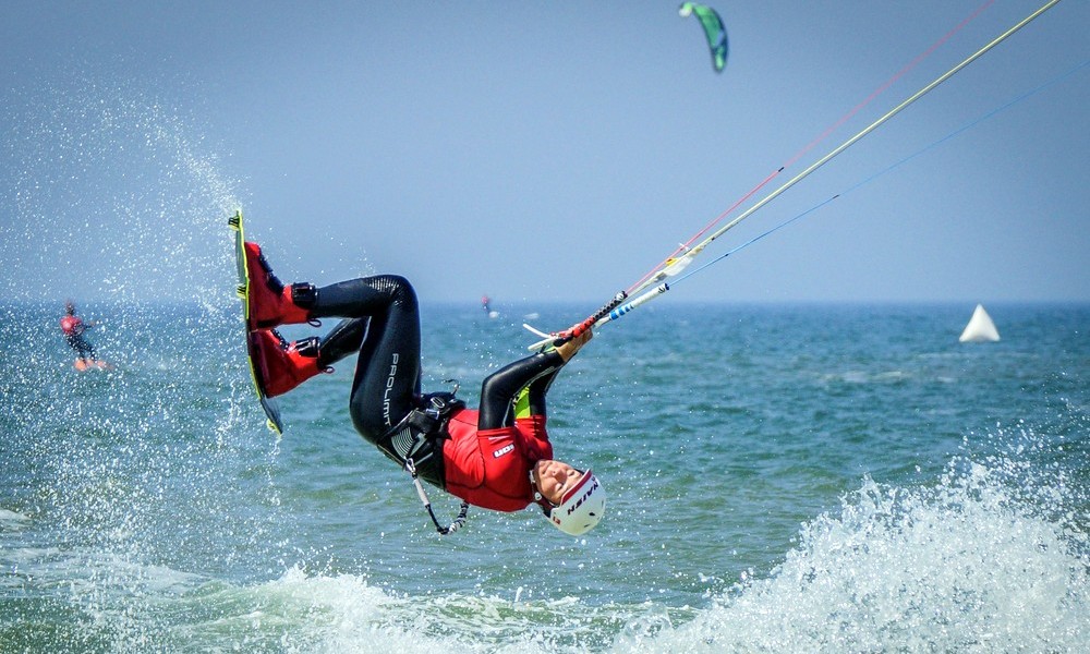 Freestyle-Sprung von Kitesurfer Jakob Kiebler. Foto: Marc Metzler, Brand Guides