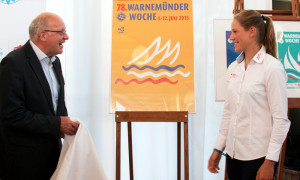 Vorstellung des Logos der 78. Warnemünder Woche 2015 durch Roland Methling und Hannah Anderssohn. Foto: Pepe Hartmann