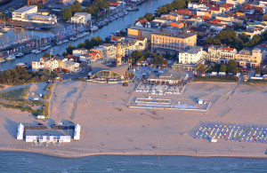 Die Warnemünder Woche von oben: Ein herrlicher Blick auf den Yachthafen, die Bühne am Leuchtturm und die Beach & Sport Arena. Foto: Manfred Sander