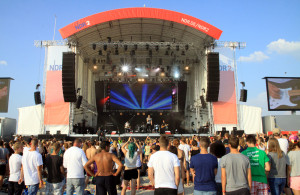 NDR-Bühne bei stars@ndr2 am Strand von Warnemünde. Foto: Andreas Kröppelien