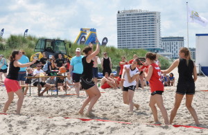 Spannende Spiele beim 20. Beachhandballturnier zur 77. Warnemünder Woche am Strand von Warnemünde. Foto: Klaus-Dieter Block