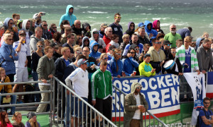 Marteria unter den Fans der Rostocker Robben. Foto: Martin Schuster