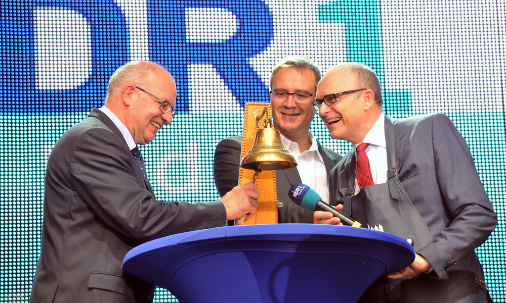 Ministerpräsident Erwin Sellering und Oberbürgermeister Roland Methling eröffneten die 24. Hanse Sail in Rostock und Warnemünde. Foto: Joachim Kloock