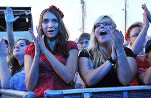 Begeisterte Fans vor der NDR-Bühne im Stadthafen bei 24. Hanse Sail 2014. Foto: Joachim Kloock