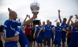 Robben-Kapitän Frank Diedrichkeit nahm den Pokal von Oberbürgermeister Roland Methling entgegen. Foto: Baltic Foto