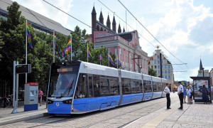 Rostocks neue Straßenbahn am Neuen Markt in Rostock. Foto: Joachim Kloock