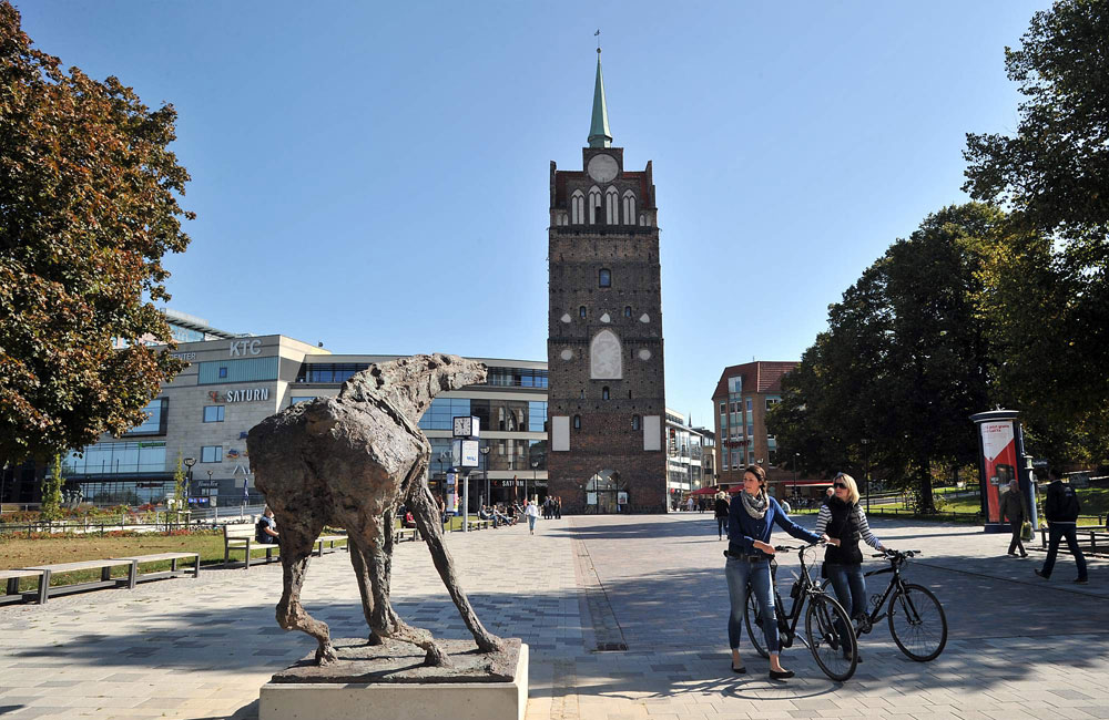 „Der schreiende Hengst“ von Bildhauer Jo Jastram am Kröpeliner Tor lenkt erste Blicke auf sich. Fotos: Joachim Kloock