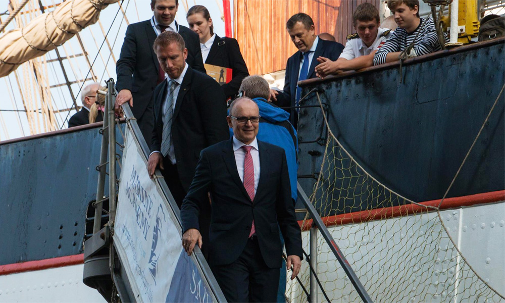 Ministerpräsident Erwin Sellering zum Russland-Tag an Bord der Sedov in Warnemünde. Foto: Jens Schröder