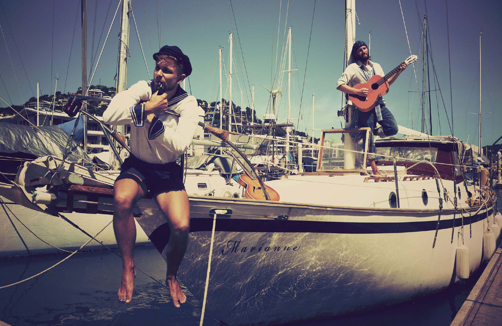 Die Sailing Conductors Ben und Hannes auf ihrer Marianne im Yacht Club auf Papua Neuguinea. Foto: Sailing Conductors