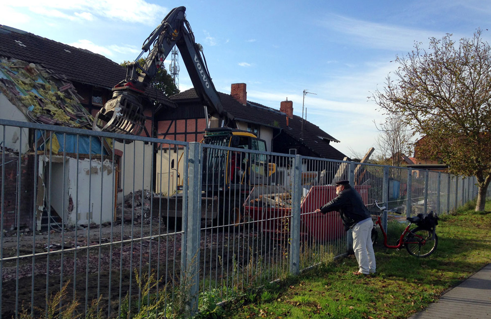 Abriss des Wohnhauses auf der Bahnhofshalbinsel in Warnemünde