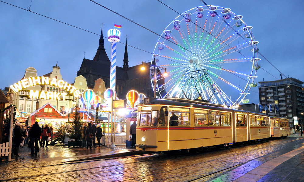 Mit der historischen Straßenbahn zum Weihnachtsmarkt Rostock. Foto: Joachim Kloock