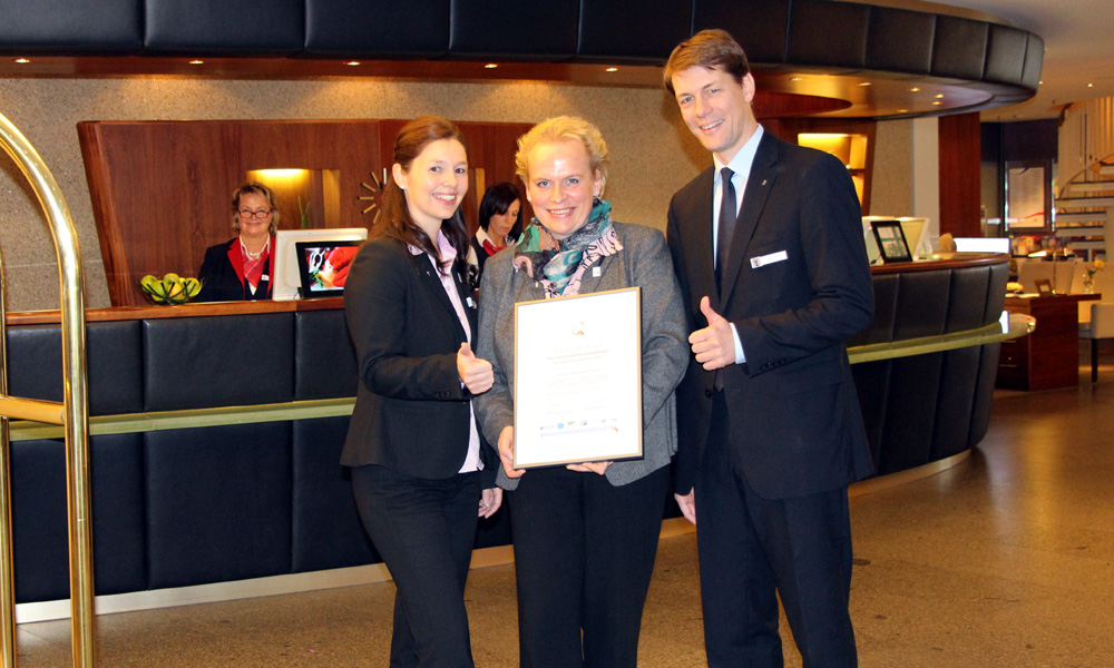 General Manager Guido Zöllick mit den beiden Qualitätstrainer Laura Sitarek-Schulz und Doreen Lembke. Foto: Hotel Neptun