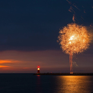 Feuerwerk bei einer Rostock Port Party in Warnemünde. Foto: Jens Schröder