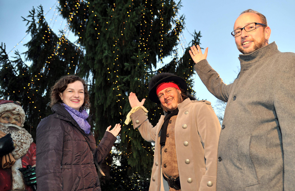 Der traditionelle Weihnachtsbaum auf dem Kröpeliner-Tor-Vorplatz im weihnachtlichem Glanz. Foto: Joachim Kloock