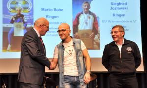 Martin Buhz vom PSV Rostock und Siegfried Jozlowski vom SV Warnemünde bei der XIX. Sportlerehrung der Hansestadt Rostock 2015. Foto: Joachim Kloock