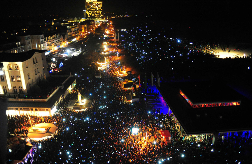 Im Foto: 85.000 Menschen um 17:55 Uhr vor dem Warnemünder Leuchtturm in Erwartung auf den Showbeginn. Foto: Olaf Altermann