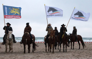 Pferde und Reiter beim 6. Warnemünder Wintervergnügen am Strand. Foto: Jens Schröder