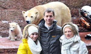Familie Geruschke aus Bad Schwartau lüftete an der Bärenburg das Geheimnis um den Namen für Rostocks kleinen Eisbären Fiete. Foto: Joachim Kloock