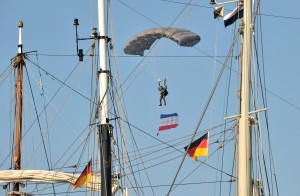 Fallschirmspringer zur Eröffnung der 25. Hanse Sail in Rostock. Foto: Joachim Kloock