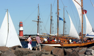 Schiffegucken zur Hanse Sail auf den Molen in Warnemünde. Foto: Martin Schuster