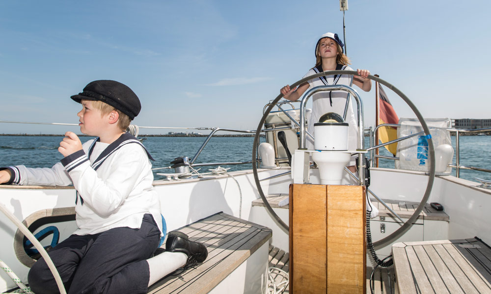 Fiete und Lou auf dem Segelboot vor Warnemünde. Foto: Sylvia Hahn