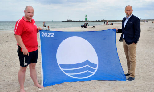 Blaue Flagge am Strand von Warnemünde