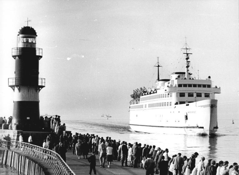 Fährschiff Warnemünde läuft am 30. September 1973 in Warnemünde ein. Foto: Jürgen Sindermann