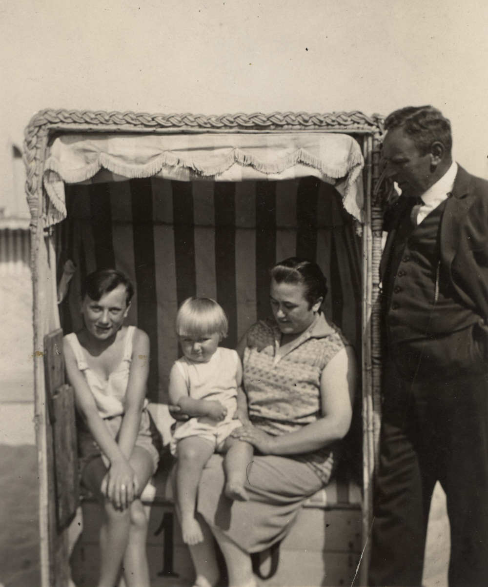 Familie Köbbert im Strandkorb, Warnemünde um 1930. Foto: Archiv Heimatmuseum Warnemünde